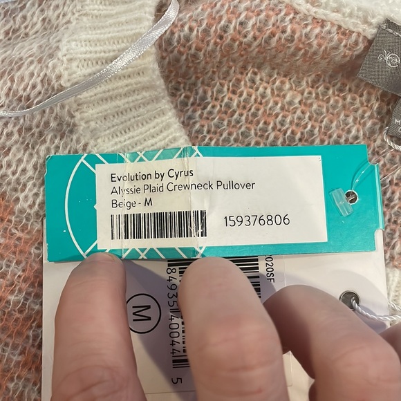 I’m selling a cute Beige Alyssie plaid crewneck pullover. Size- medium - Picture 3 of 3
